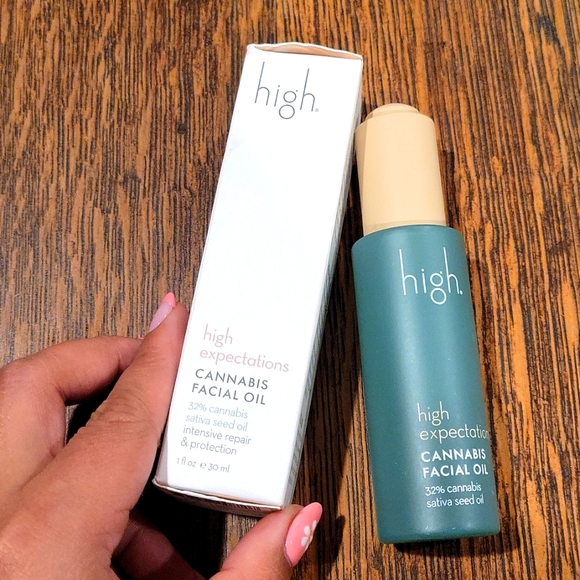 High Beauty Cannabis Facial Oil - Picture 2 of 4